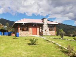 Terreno con casas en venta Yaruquí (1 hectárea) con vista