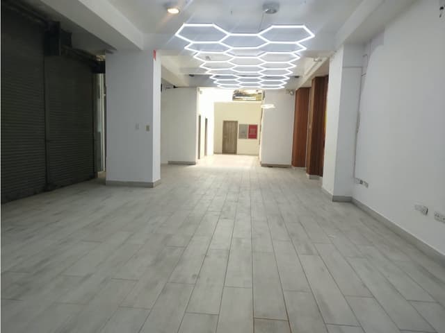 Iñaquito, Local 120m2 2 ambientes, parqueaderos