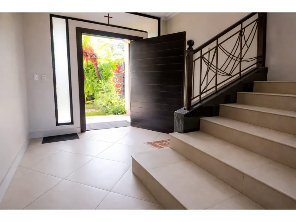 Samborondón, Hermosa Casa en Venta, 302m2 — foto 2