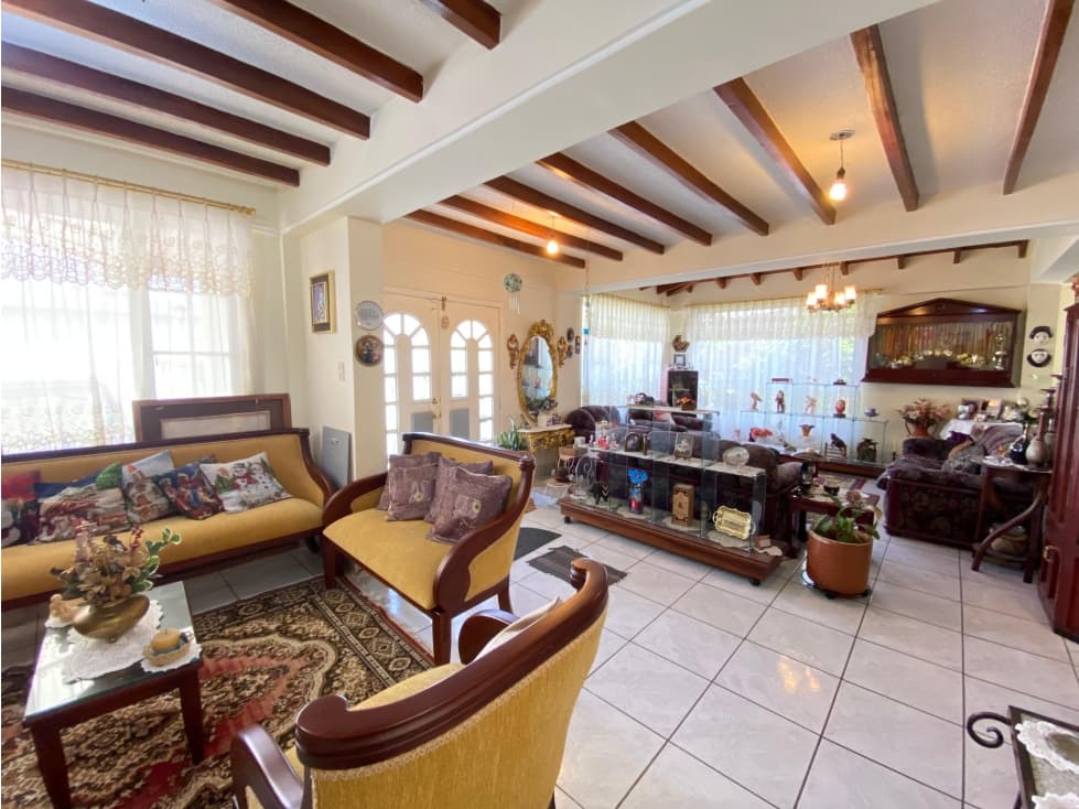 Puembo, Casa en Venta, 300m2, 4 Habitaciones — foto 2