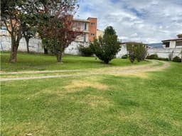 La Armenia 1, Casa 3 habitaciones, 8 parqueaderos terrero 2580 m