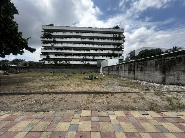 Venta de terreno medianero en los primeros Kms vía Samborondón