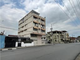 Edificio esquinero de venta en el centro de Guayaquil