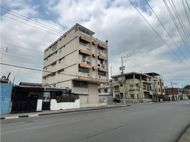 Edificio esquinero de venta en el centro de Guayaquil