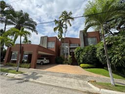 Vendo casa frente al lago en Laguna Club Guayaquil