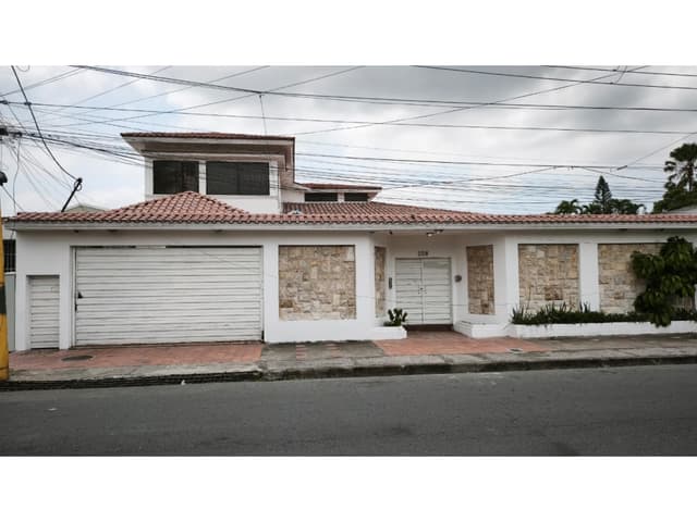 CASA EN VENTA | 900 m², URDESA CENTRAL