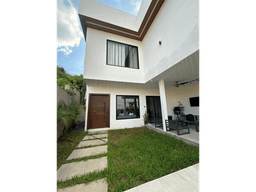 CASA EN VENTA | 250 m², Bella Vista, Guayaquil.