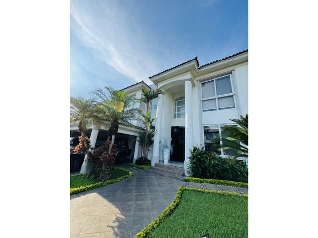 VENTA CASA URBANIZACION LAGUNA DEL SOL - VIA SAMBORONDÓN - GUAYAS