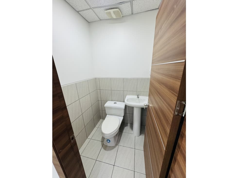 VENTA OFICINA COSULTORIO EDIFICIO BUSINESS PLAZA - GUAYAQUIL — foto 3