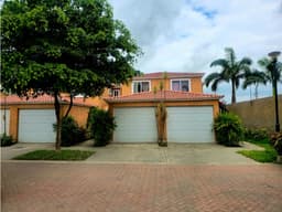 venta de Casa dentro de urbanización Manta