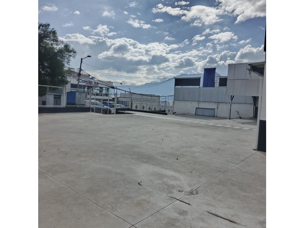 Renta Local / Patio Av. Eloy Alfaro, Monteserrin $2,500 — foto 1