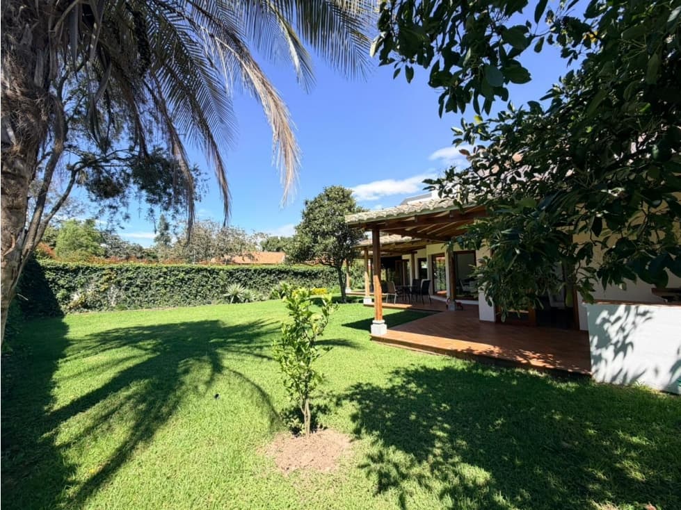 Venta amplia casa 4 dorms. más cuarto en PB, Urb privada, Tumbaco — foto 4