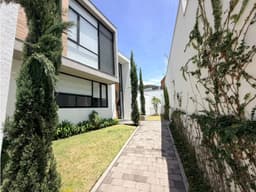 320mil Venta Casa San Juan de Cumbayá con piscina, jardín y 4 dorms.