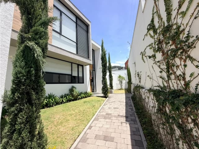 320mil Venta Casa San Juan de Cumbayá con piscina, jardín y 4 dorms.