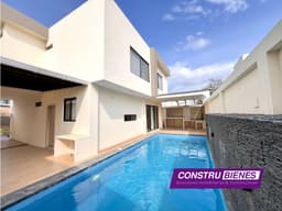 Casa con piscina en Urb. Manta Beach, cerca a playas Manta