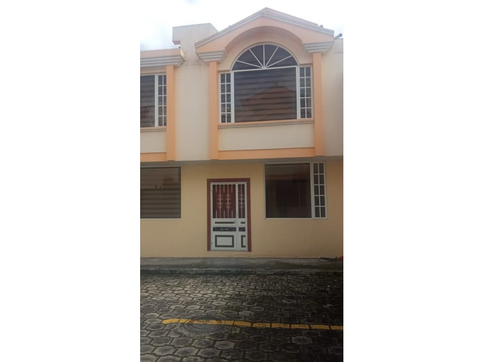 CASA EN CONJUNTO EN OTAVALO — foto 1