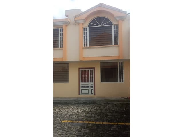 CASA EN CONJUNTO EN OTAVALO