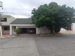 Venta de casa residencial en Portón de las Lomas Urdesa al Norte