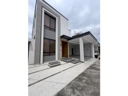 Venta de casa en la Urb El Condado de Vicolinci - Via Aurora