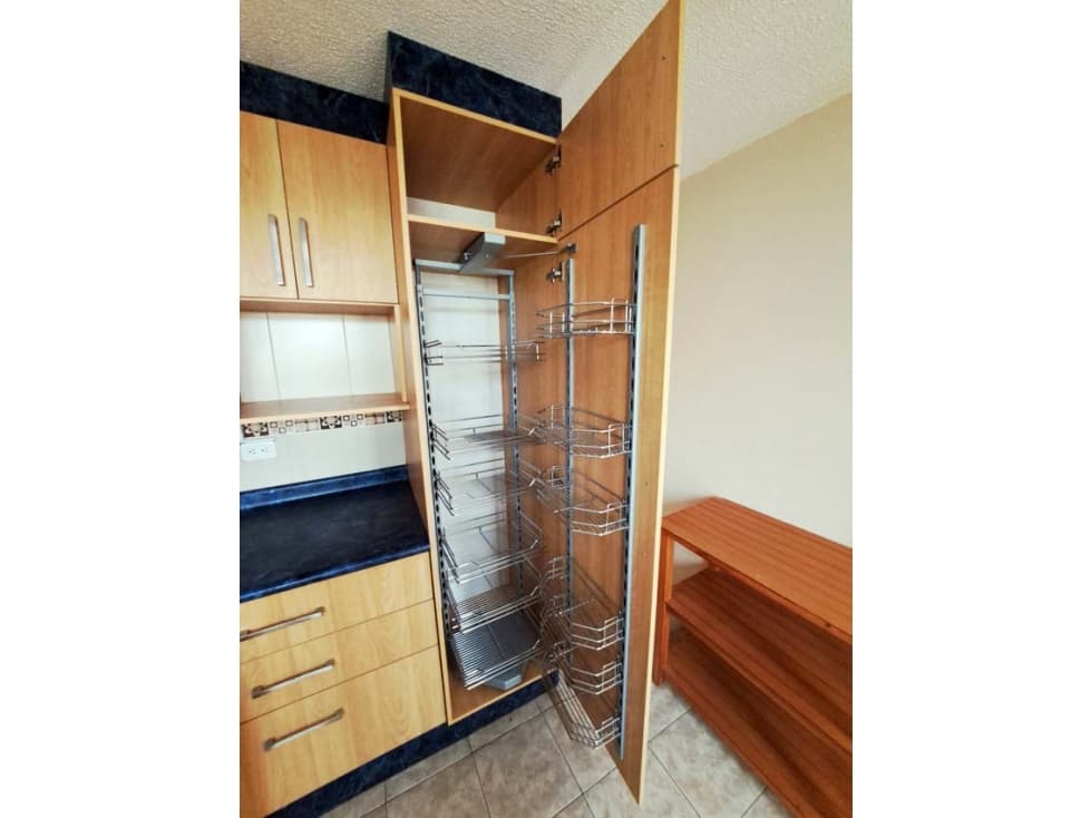 QUITO, TRES PISOS, CASA EN CONJUNTO (POMASQUI) — foto 3