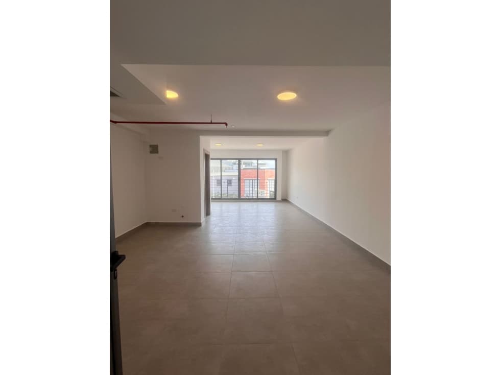 ALQUILER DE OFICINA EN ALMAX CENTER; MODERNA Y FUNCIONAL — foto 1