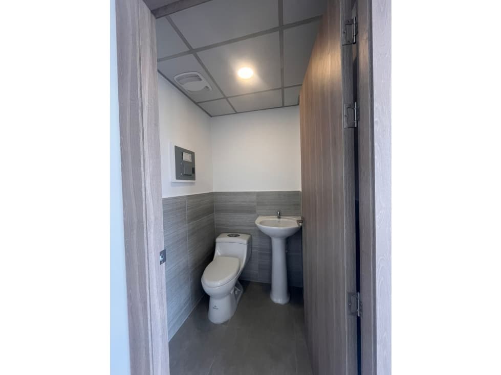 ALQUILER DE OFICINA EN ALMAX CENTER; MODERNA Y FUNCIONAL — foto 6