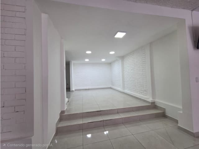 Renta Local Comercial Av. Tomas de Berlanga 140 m2
