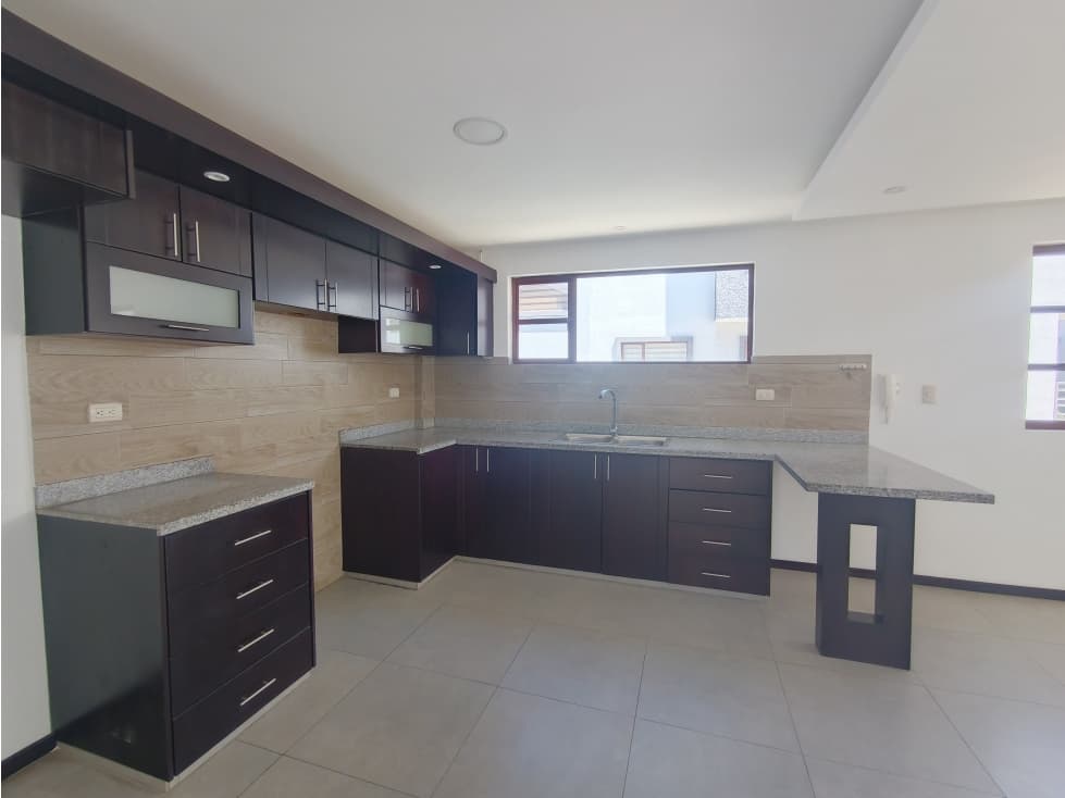CASA EN VENTA 3 DORMITORIOS SECTOR AV ORDOÑES LASSO CUENCA — foto 3