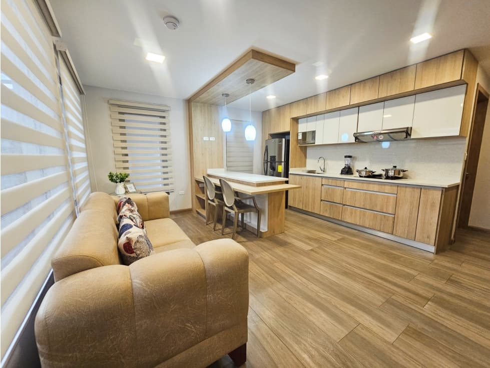 HERMOSO DEPARTAMENTO EN RENTA AV. 10 DE AGOSTO CUENCA — foto 2