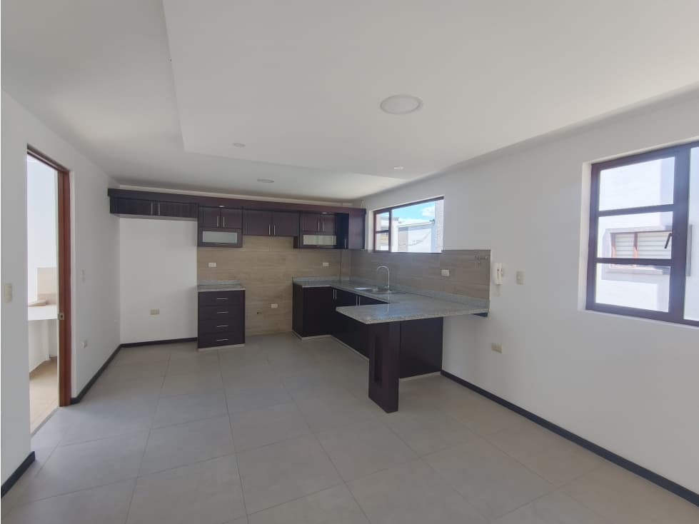 CASA EN VENTA 3 DORMITORIOS SECTOR AV ORDOÑES LASSO CUENCA — foto 2