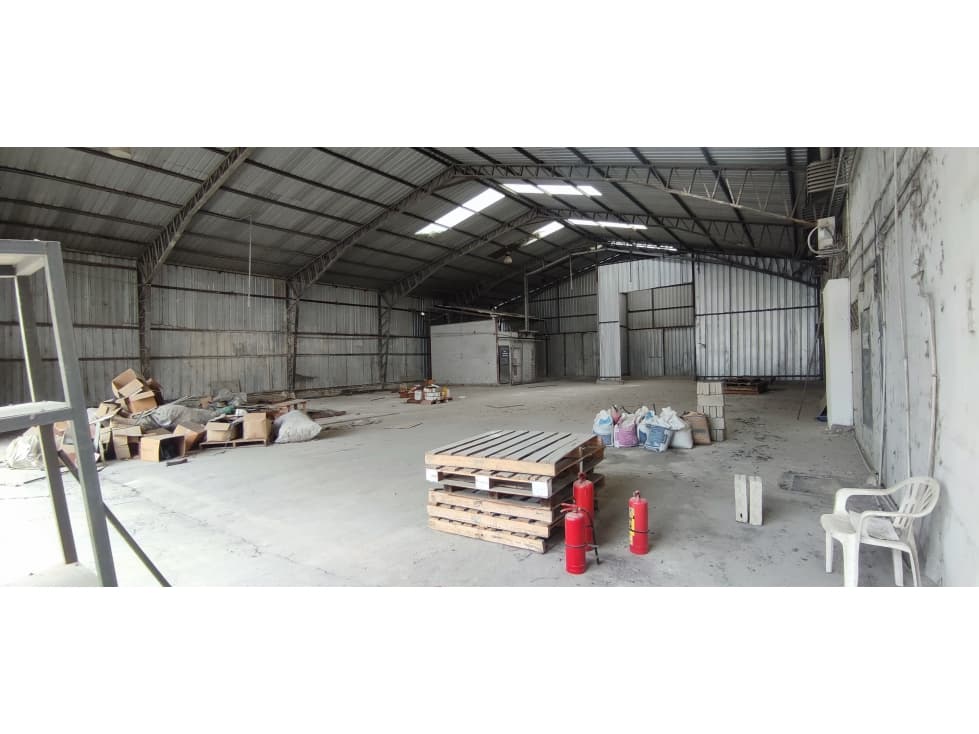 TERRENO INDUSTRIAL CON OFICINAS Y GALPONES — foto 1