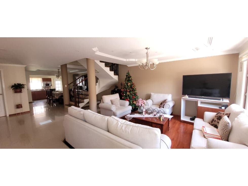 Amplia Casa en Venta, Sector Colegio Borja, Cuenca — foto 6