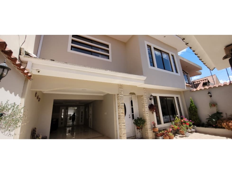 Amplia Casa en Venta, Sector Colegio Borja, Cuenca — foto 1