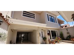 Amplia Casa en Venta, Sector Colegio Borja, Cuenca