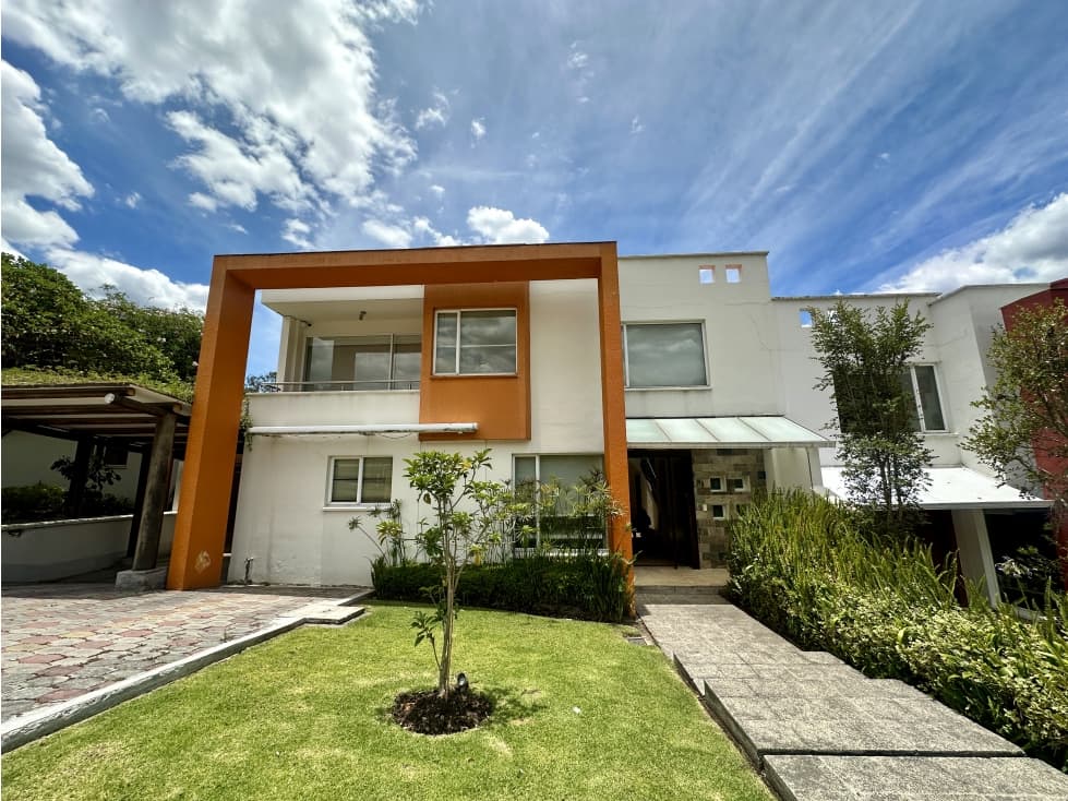 Casa VENTA 329m2 Cumbayá Intervalles jardín grande 387m2 — foto 1