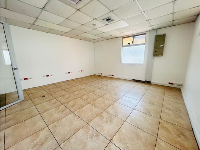 Mariana de Jesús, Edificio en Renta, 827.06m2, 16 Ambientes