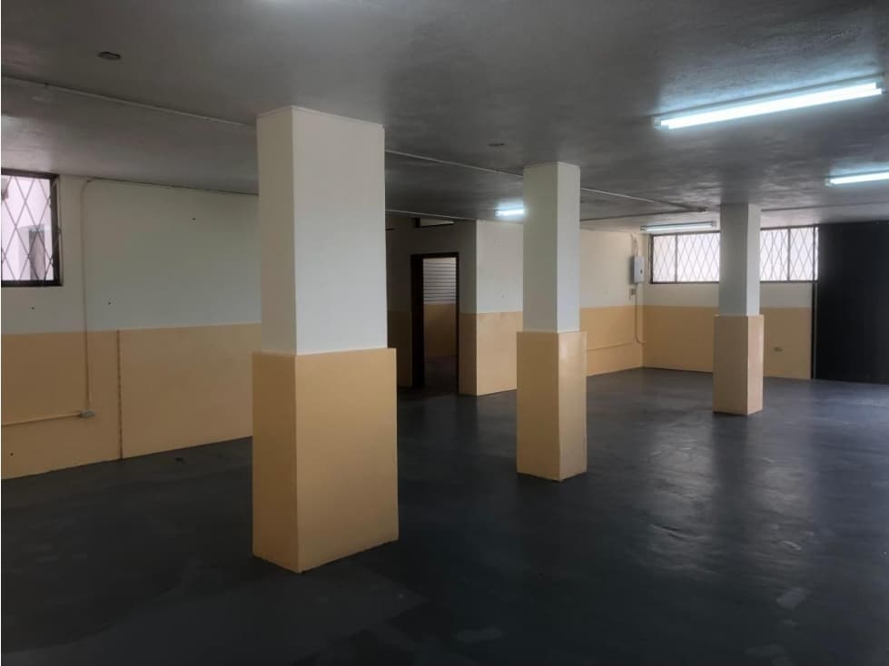 Carcelén, Galpón Renta, 315m2,  5 Ambientes, 5 Baños — foto 2