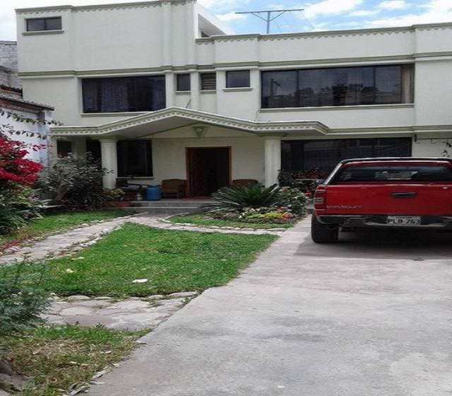 HERMOSA CASA EN UN SECTOR CENTRAL DE OTAVALO — foto 1