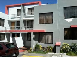 VENDO HERMOSA CASA DE TRES PLANTAS EN EL CONJUNTO PORTAL DE MIAMI