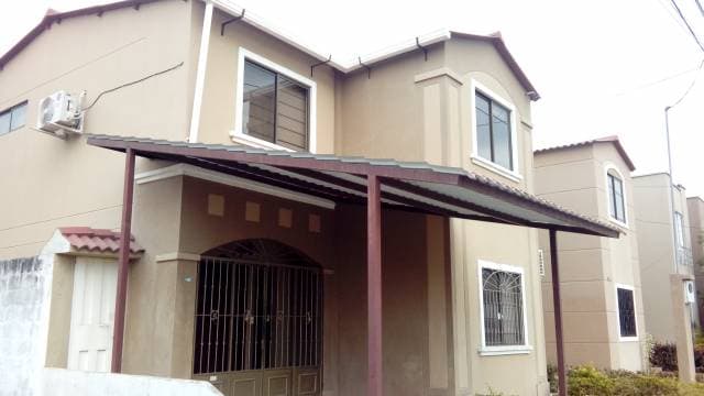 Urb La Joya etapa Ambar casa 2 plantas esquinera. — foto 1
