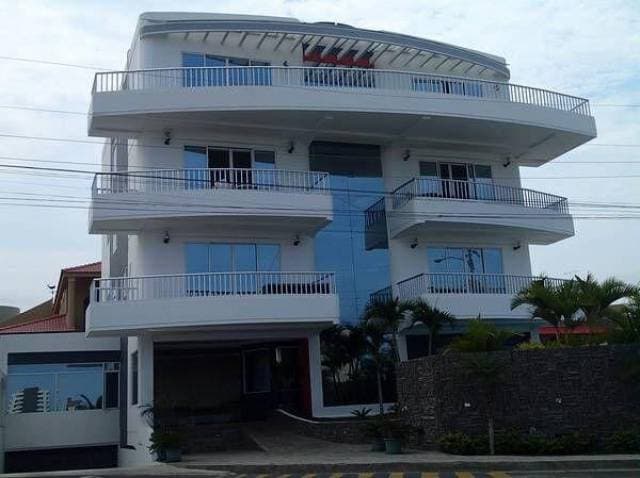 ESPECTACULAR SUITE, EN EL MEJOR SECTOR DE MANTA, EDIFICIO EXCLUSICO, ANTISISMICO!!! — foto 1