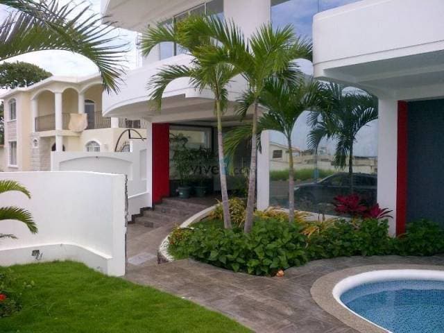 ESPECTACULAR SUITE, EN EL MEJOR SECTOR DE MANTA, EDIFICIO EXCLUSICO, ANTISISMICO!!! — foto 8