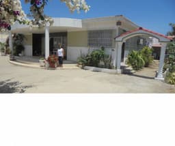 SALINAS VILLA AMOBLADA (Sector San Lorenzo), cercana a malecón y mar, 4 dormitorios con aires acondicionados, amplia cocina , sala y hall al ingreso. villa 130 M2; terreno 750 M2 (30x20).
