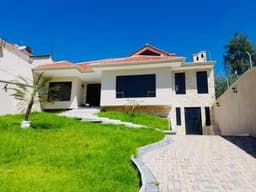 Casa Nueva, Antisísmica, alejada de la ciudad, con amplios espacios verdes, zona segura.
