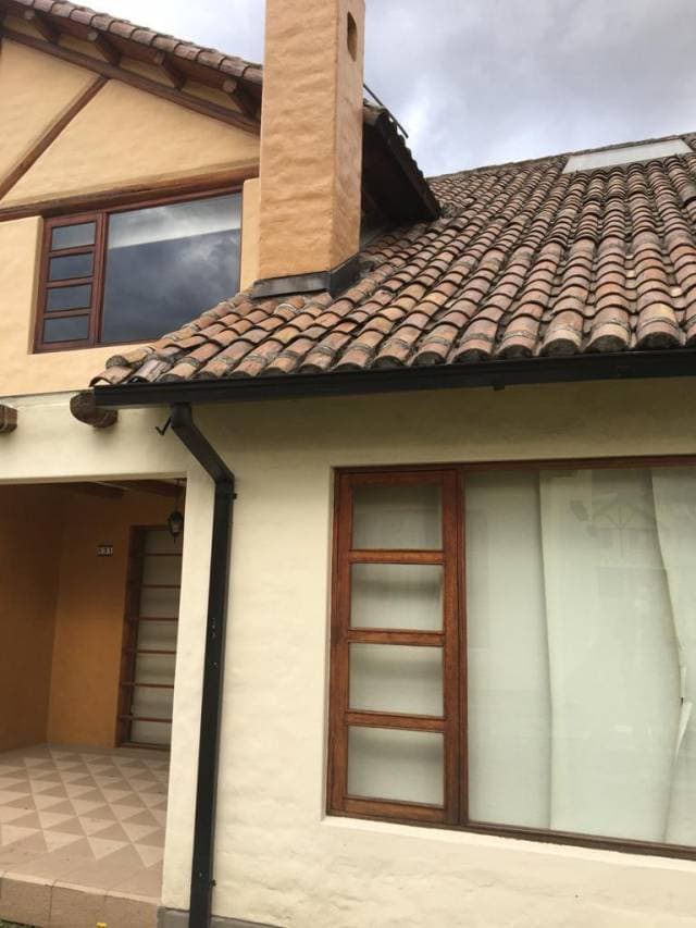 ARRIENDO CASA EN EL CONUNTO BULEVAR DE LAS ACACIAS, 4 HABITACIONES, 550 USD