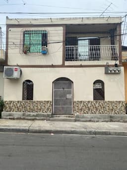 Casa de dos plantas, cerca de la parada de la metrovia GUASMO CENTRAL