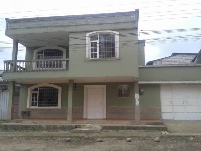 VENDO EN CALUMA CASA INDEPENDENTE ACABADOS DE PRIMERA — foto 1
