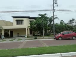 Alquilo hermosa casa de 2 pisos ubicada en Urb privada Santa Maria de Casa Grande