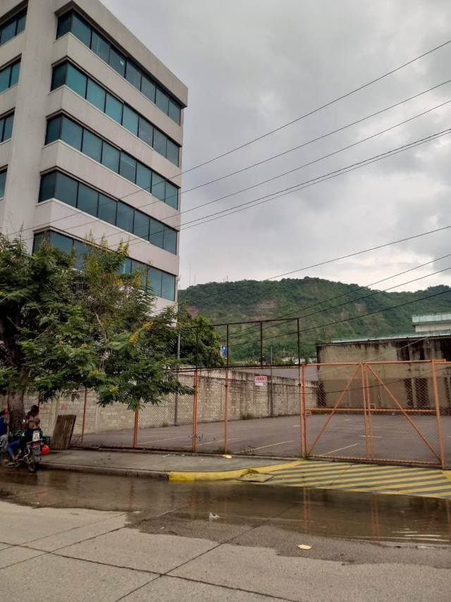 Vendo solar comercial frente al Centro Comercial Albán Borja — foto 1