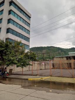 Vendo solar comercial frente al Centro Comercial Albán Borja